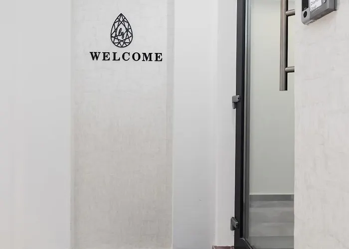 Ly Emerald Center * سالونيك